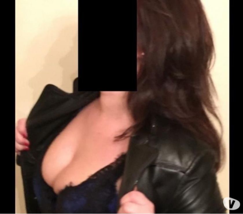 Moment intense entre les mains d’une brune séduisante